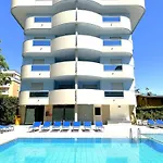 Apartamento Modern Seaside Escape With Pool Near The Sea *