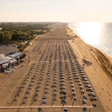 Appartamento Modern Seaside Escape With Pool Near The Sea